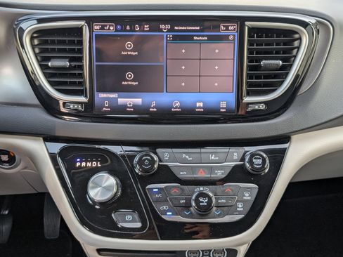 Used 2024 Chrysler Pacifica Touring-L FWD image 17