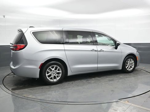 Used 2024 Chrysler Pacifica Touring-L FWD image 4