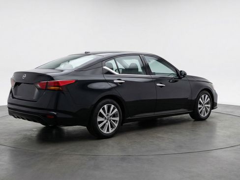 Used 2025 Nissan Altima 2.5 SV FWD image 9