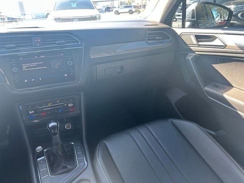 Used 2022 Volkswagen Tiguan SE image 11