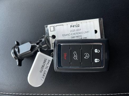 Certified 2025 Jeep Grand Cherokee Limited w/ Luxury Tech Group II AWD/4WD image 37