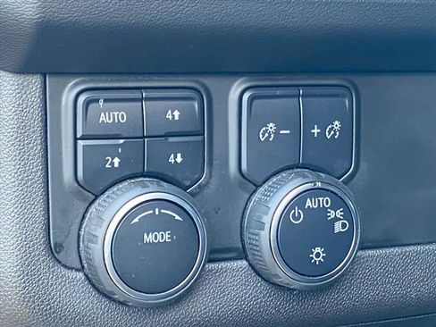 Used 2022 Chevrolet Suburban High Country image 16