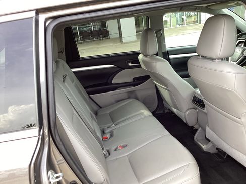 Used 2017 Toyota Highlander XLE FWD image 11