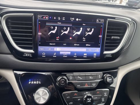 Used 2024 Chrysler Pacifica Touring-L image 24