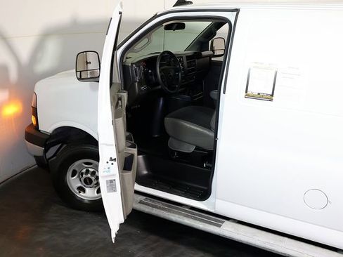 Used 2024 GMC Savana 2500 w/ Driver Convenience Package RWD image 5