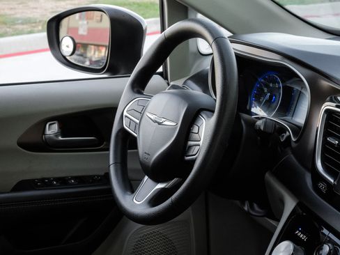 Used 2020 Chrysler Voyager Lxi image 17