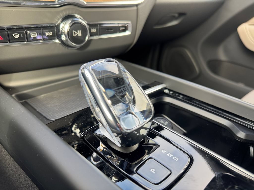 New 2027 Volvo XC60 B5 Plus AWD/4WD image 16