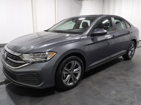 Used 2024 Volkswagen Jetta SE image 4