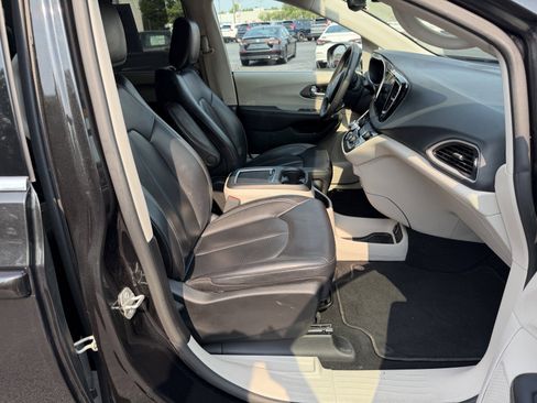 Used 2023 Chrysler Pacifica Touring-L FWD image 17