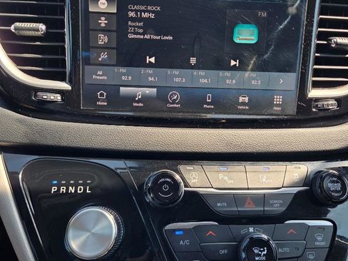 Used 2023 Chrysler Pacifica Touring-L FWD image 15