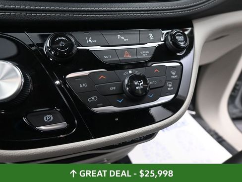 Used 2024 Chrysler Pacifica Limited FWD image 40