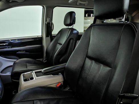Used 2015 Chrysler Town & Country Touring w/ Driver Convenience Group FWD image 14