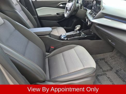 Used 2025 Chevrolet Trax LT w/ LT Convenience Package FWD image 33