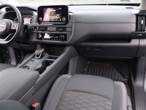 Used 2025 Nissan Pathfinder S image 31