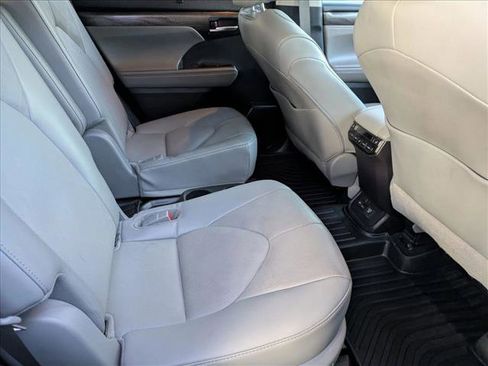 Used 2022 Toyota Highlander Platinum AWD/4WD image 19