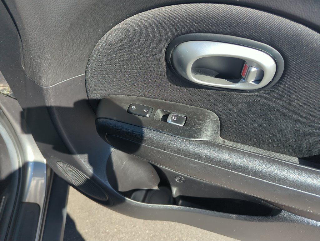 Used 2017 Kia Soul + FWD image 33
