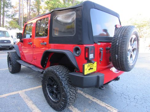 Used 2017 Jeep Wrangler Unlimited Sahara w/ Connectivity Group AWD/4WD image 5