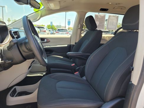 Used 2023 Chrysler Voyager LX FWD image 11