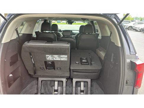 Used 2025 Kia Carnival FWD image 10