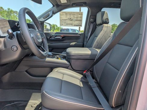 New 2026 Chevrolet Suburban Premier RWD image 18