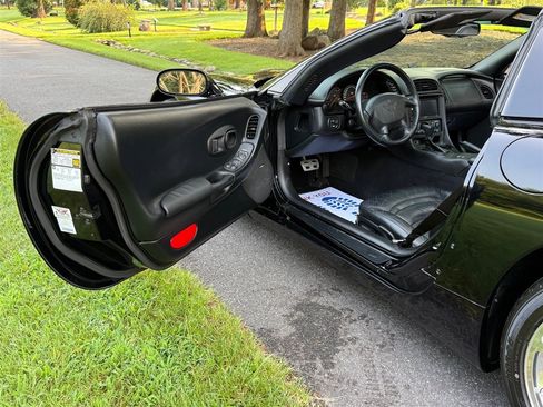 Used 2004 Chevrolet Corvette Coupe RWD image 38