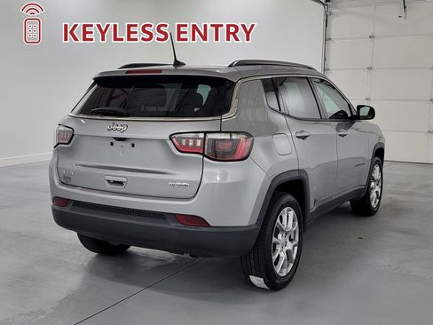 Used 2022 Jeep Compass Latitude w/ Sun and Sound Group AWD/4WD image 9