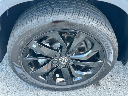 Used 2024 Volkswagen Taos SE w/ Black Wheel Package FWD image 22
