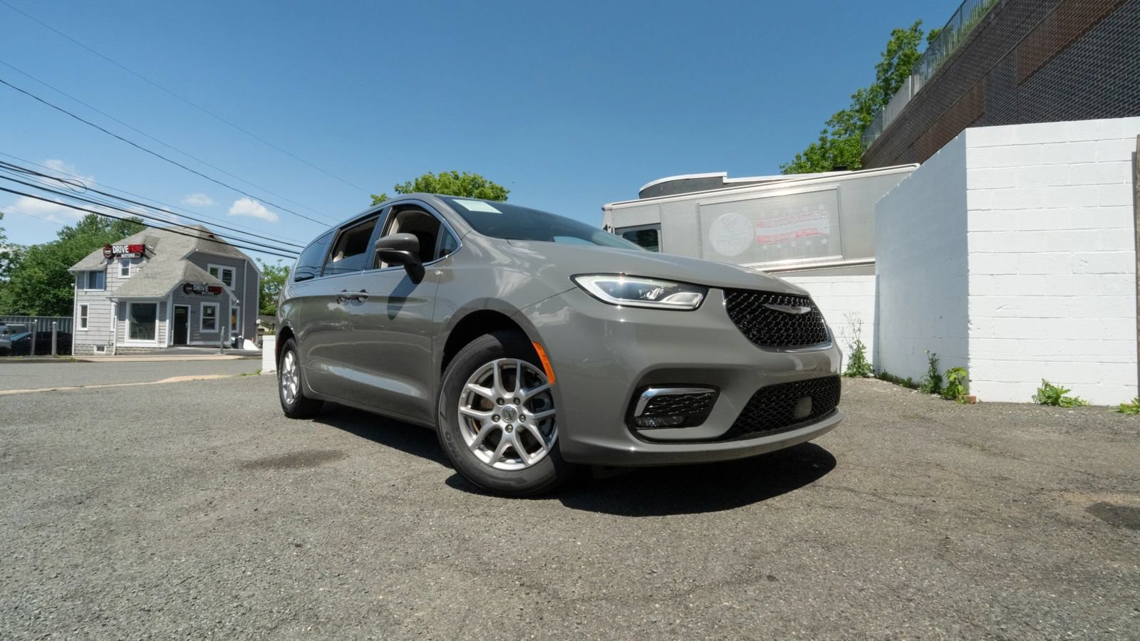 Used 2023 Chrysler Pacifica Touring-L FWD image 1