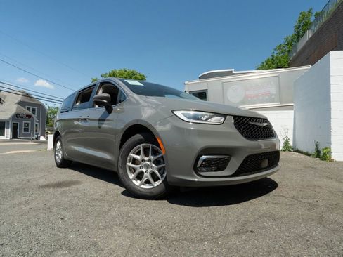Used 2023 Chrysler Pacifica Touring-L FWD image 1