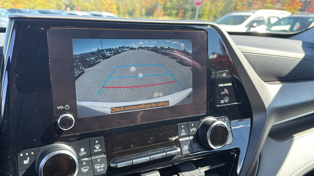 Used 2023 Toyota Highlander XLE AWD/4WD image 17