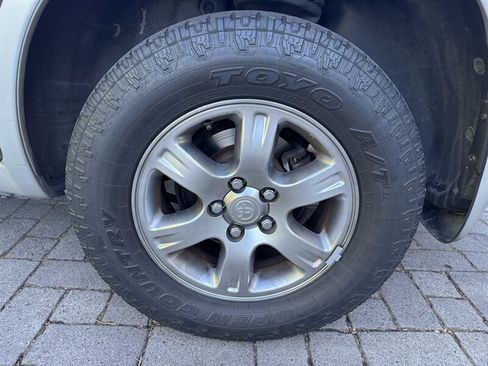 Used 2005 Toyota Highlander 4WD V6 w/ 3rd Row image 8