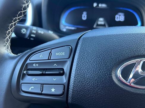 Used 2025 Hyundai Venue Limited image 22