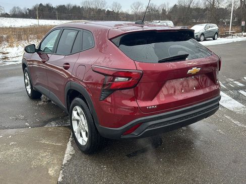 Used 2025 Chevrolet Trax LS w/ LS Convenience Package image 3