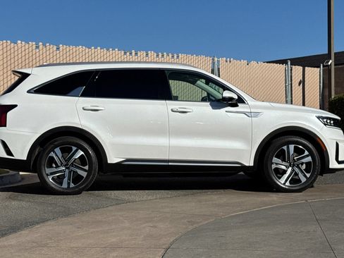 Used 2023 Kia Sorento SX Prestige w/ Panoramic Sunroof Package AWD/4WD image 3
