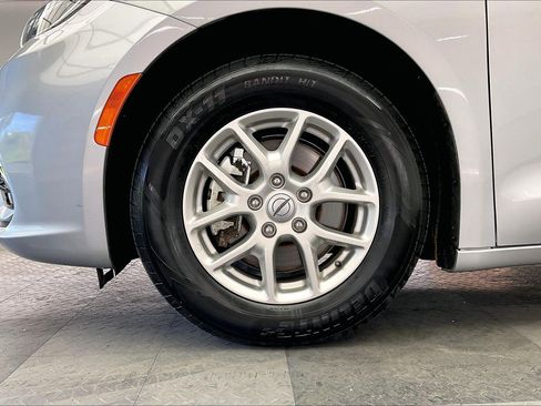 Used 2023 Chrysler Pacifica Touring-L image 8