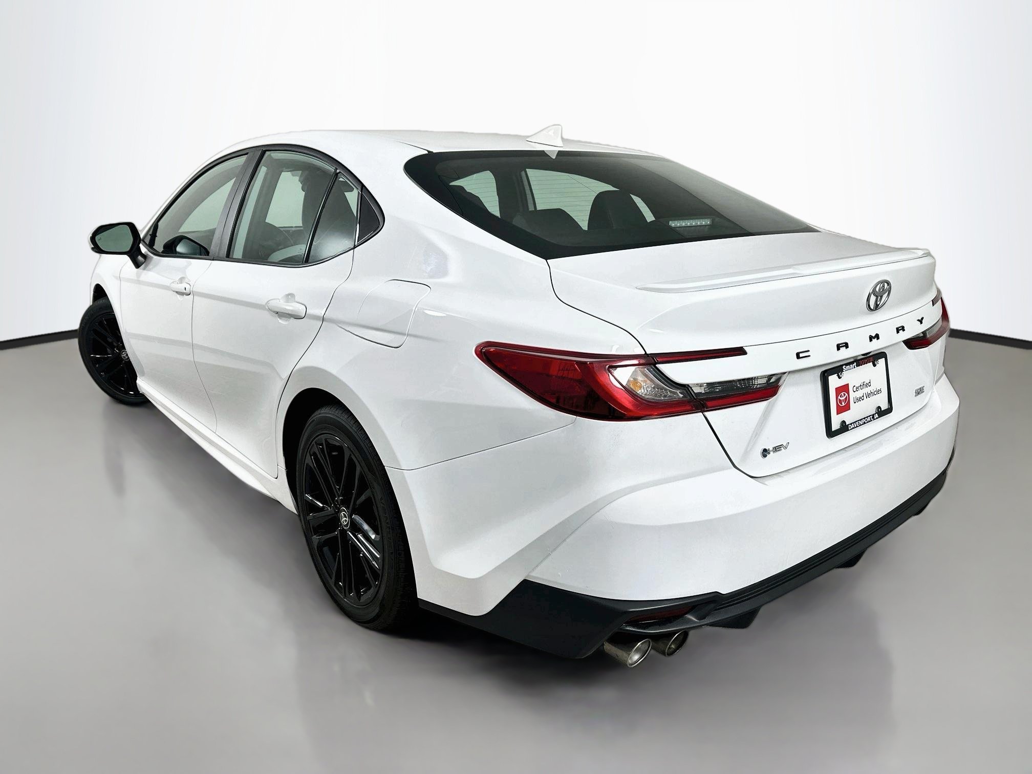 Used 2025 Toyota Camry SE FWD image 5