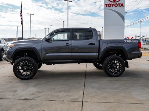 Used 2017 Toyota Tacoma TRD Off-Road w/ Premium & Technology Package image 5