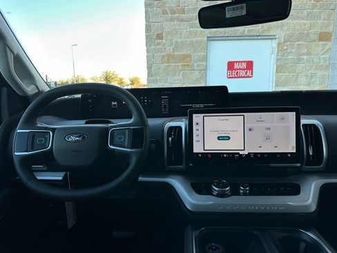 New 2025 Ford Expedition Active image 31