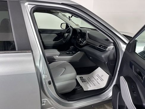 Used 2023 Toyota Highlander LE image 10