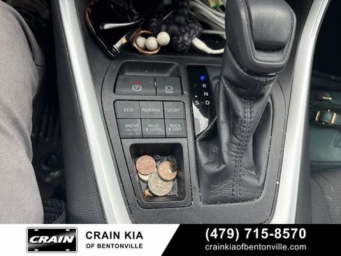 Used 2021 Toyota RAV4 XLE AWD/4WD image 5
