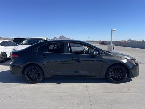 Used 2020 Toyota Corolla LE image 3
