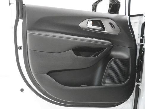 New 2026 Chrysler Pacifica Select FWD image 13