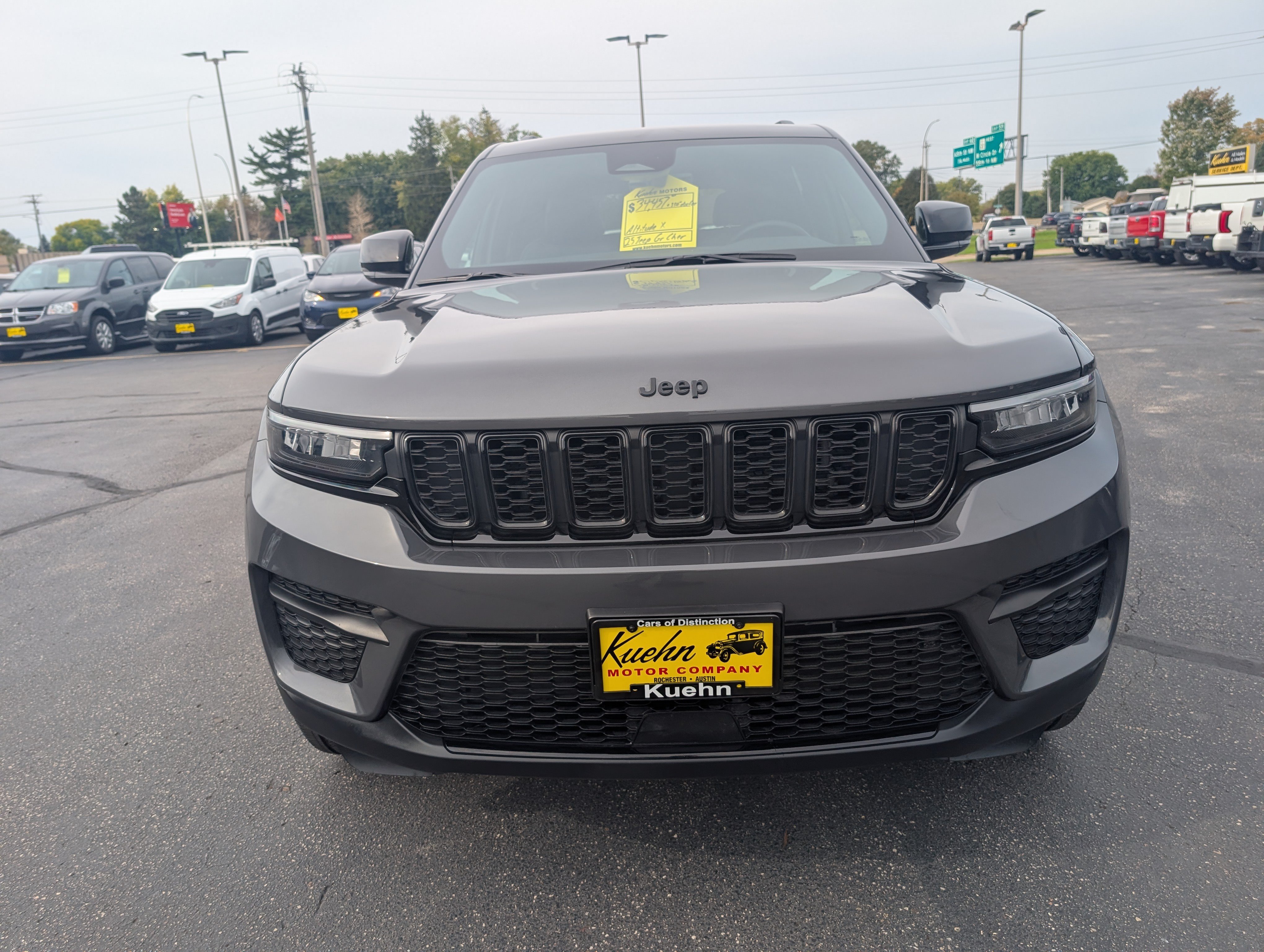 Used 2025 Jeep Grand Cherokee Altitude AWD/4WD image 3