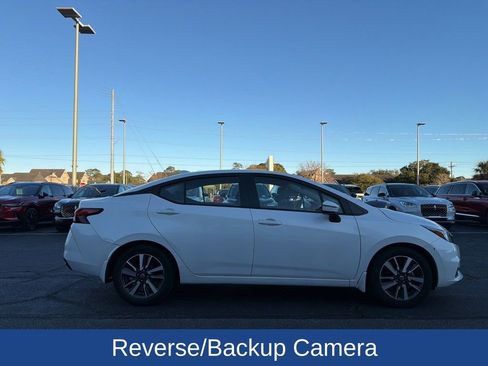 Used 2021 Nissan Versa SV image 3