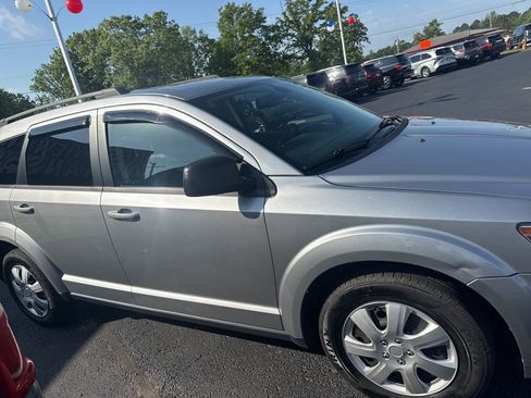 Used 2020 Dodge Journey SE w/ SE Popular Equipment Group FWD image 4
