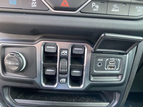 Used 2024 Jeep Wrangler Unlimited Sahara w/ Technology Group AWD/4WD image 25