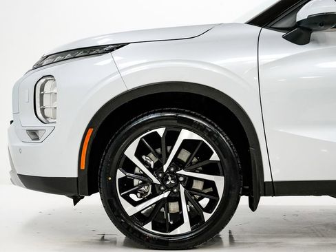 Used 2023 Mitsubishi Outlander SE image 26