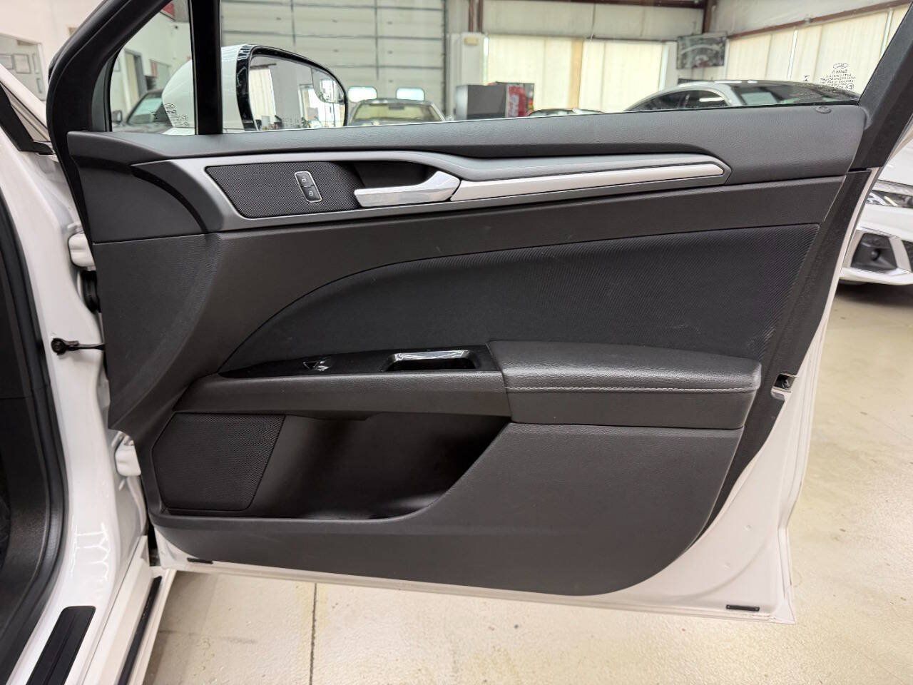 Used 2016 Ford Fusion SE FWD image 16