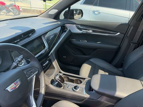 Used 2024 Cadillac XT6 Sport w/ Technology Package AWD/4WD image 11