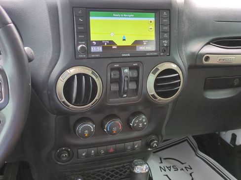 Used 2016 Jeep Wrangler Unlimited Sahara AWD/4WD image 17